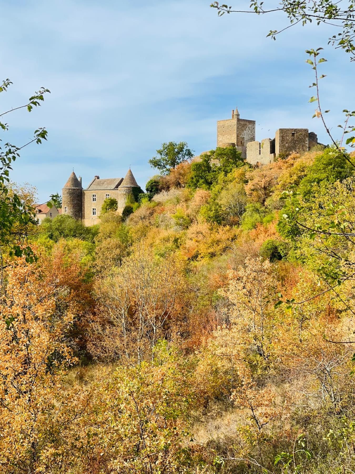 La forteresse médiévale de Brancion sur son éperon rocheux, le coteau boisé en couleurs d'automne, à vingt minutes de la maison