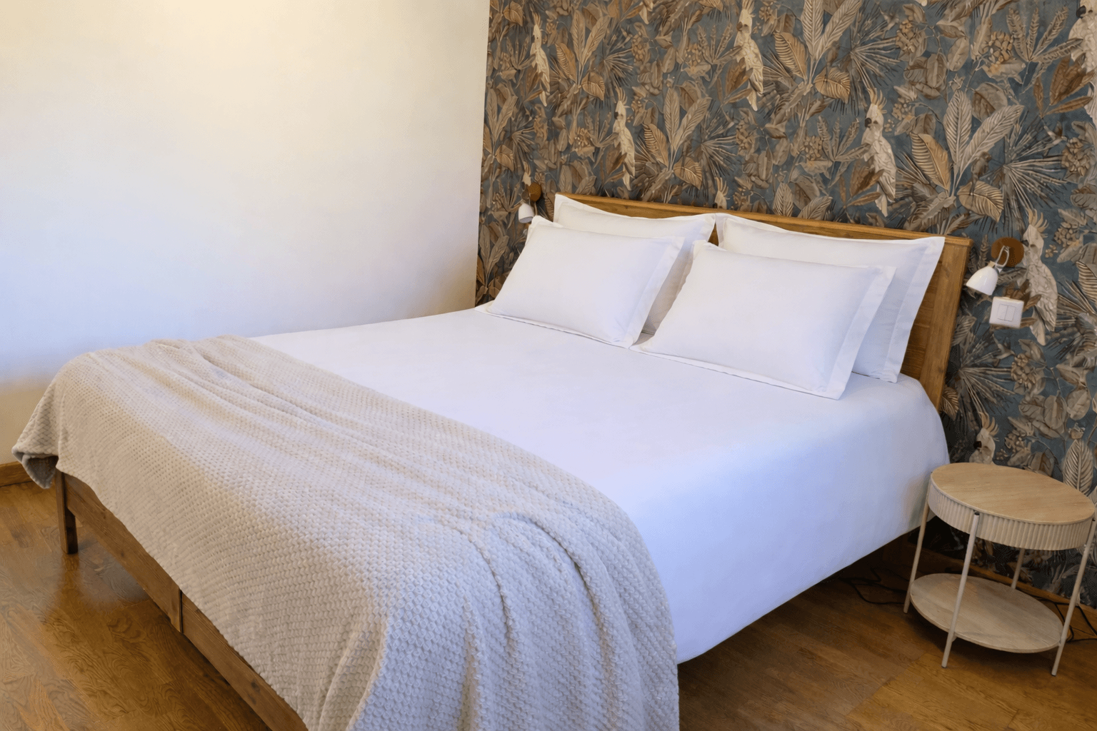 Chambre 1 avec papier peint feuillage et lit double