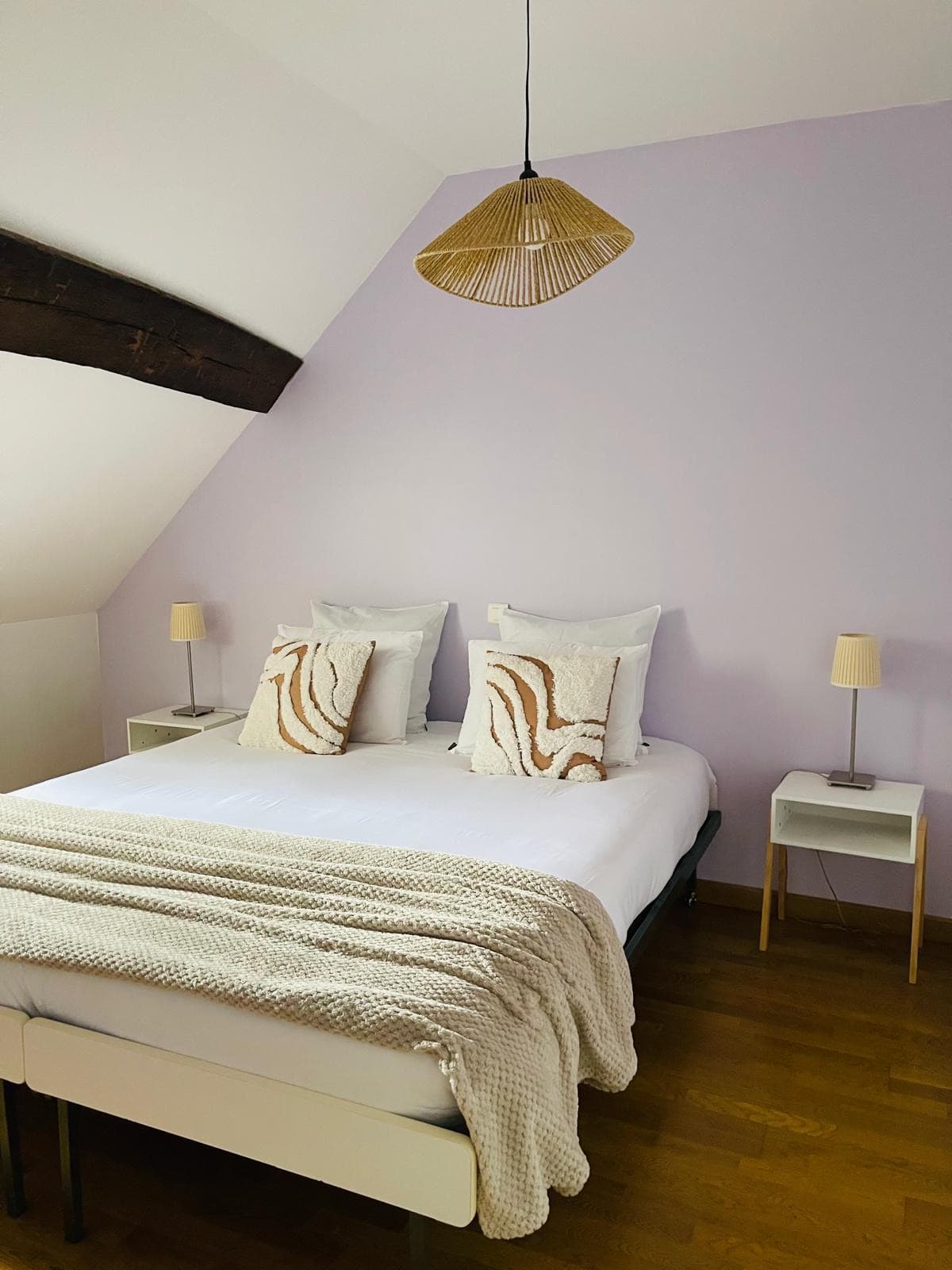 Schlafzimmer 2: zwei zu einem Doppelbett zusammengestellte Einzelbetten, Hängeleuchte aus Seil und freiliegender Balken