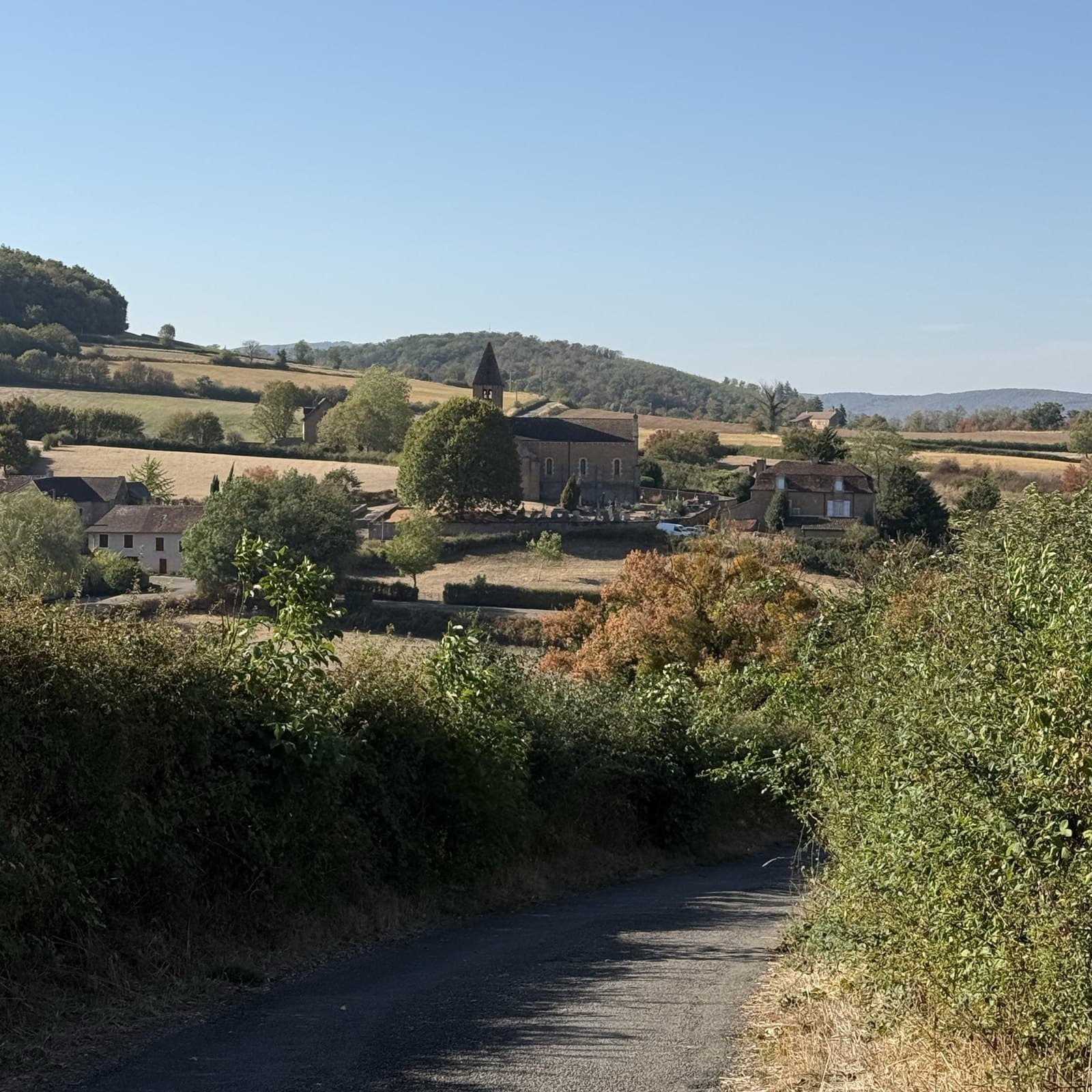 Petite route de campagne vers le village de La Chapelle-sous-Brancion et son église, à quelques minutes de la maison
