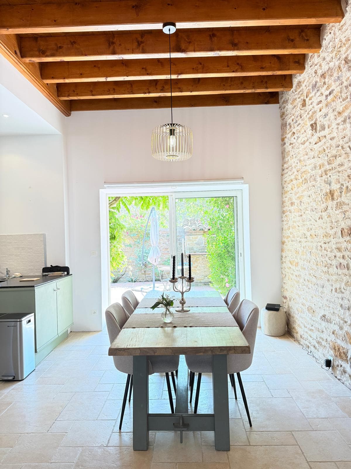 Salle à manger lumineuse ouvrant sur la terrasse