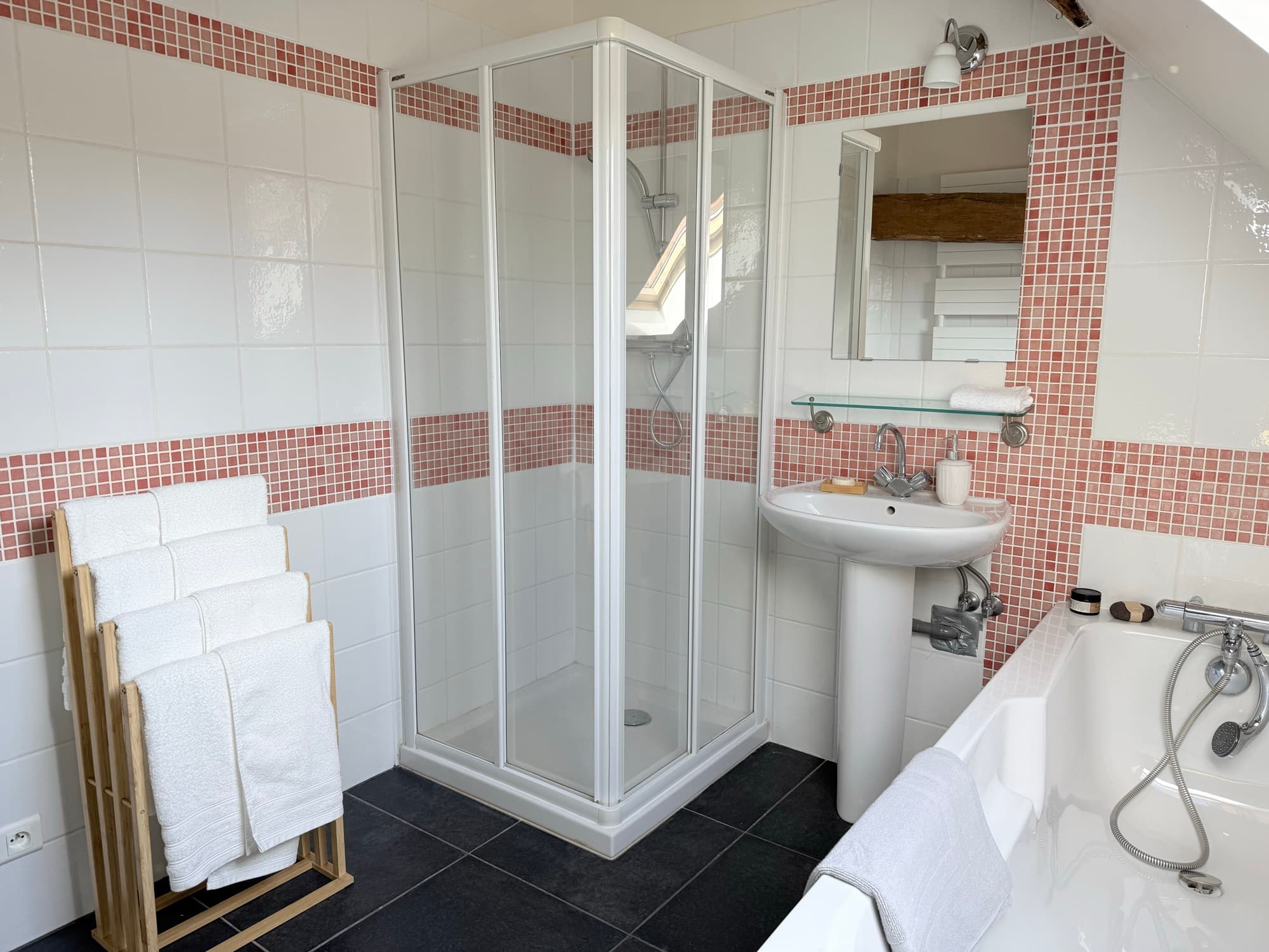 Salle de bain avec douche, baignoire et lavabo
