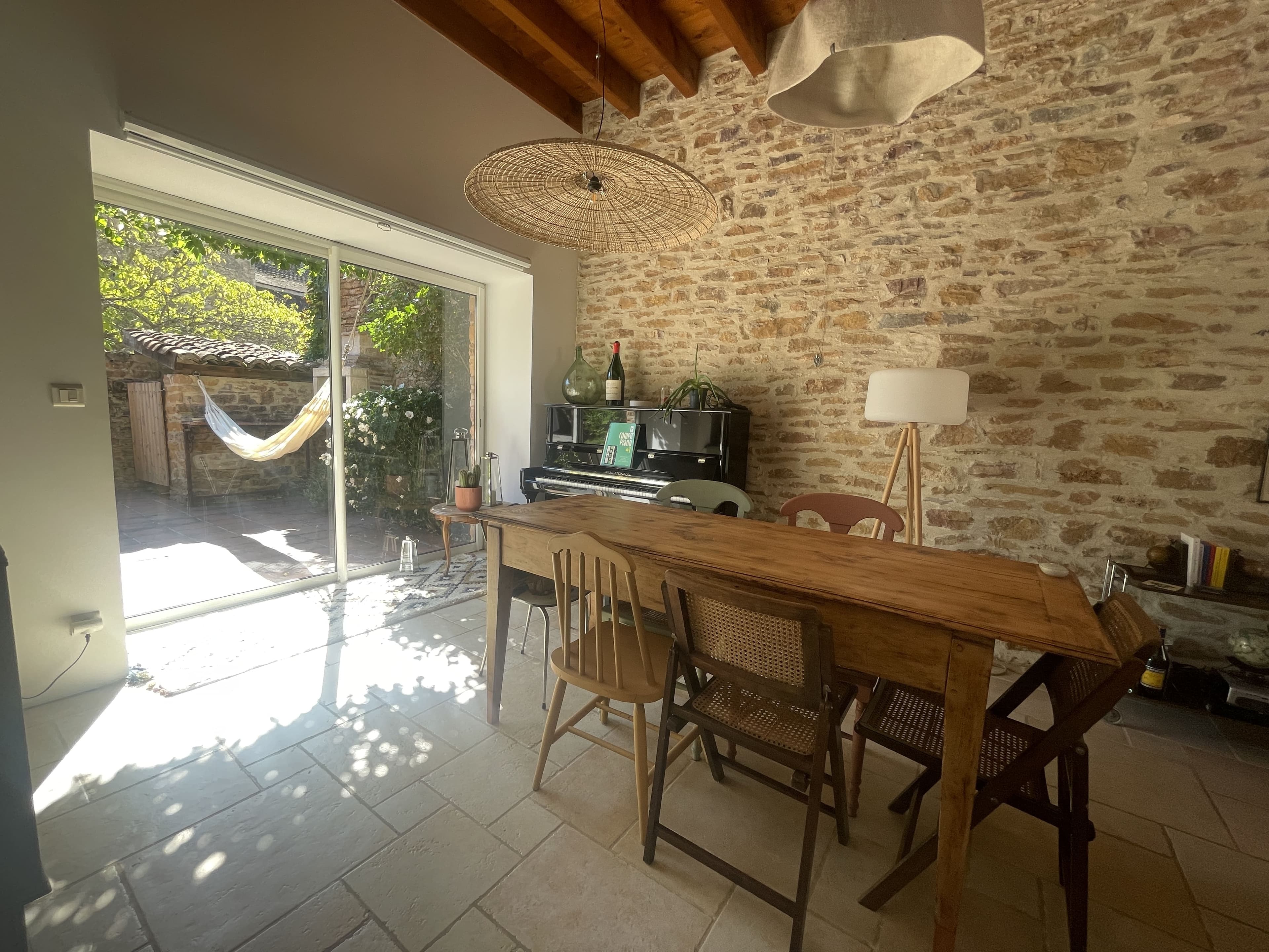 Salon avec mobilier en bois