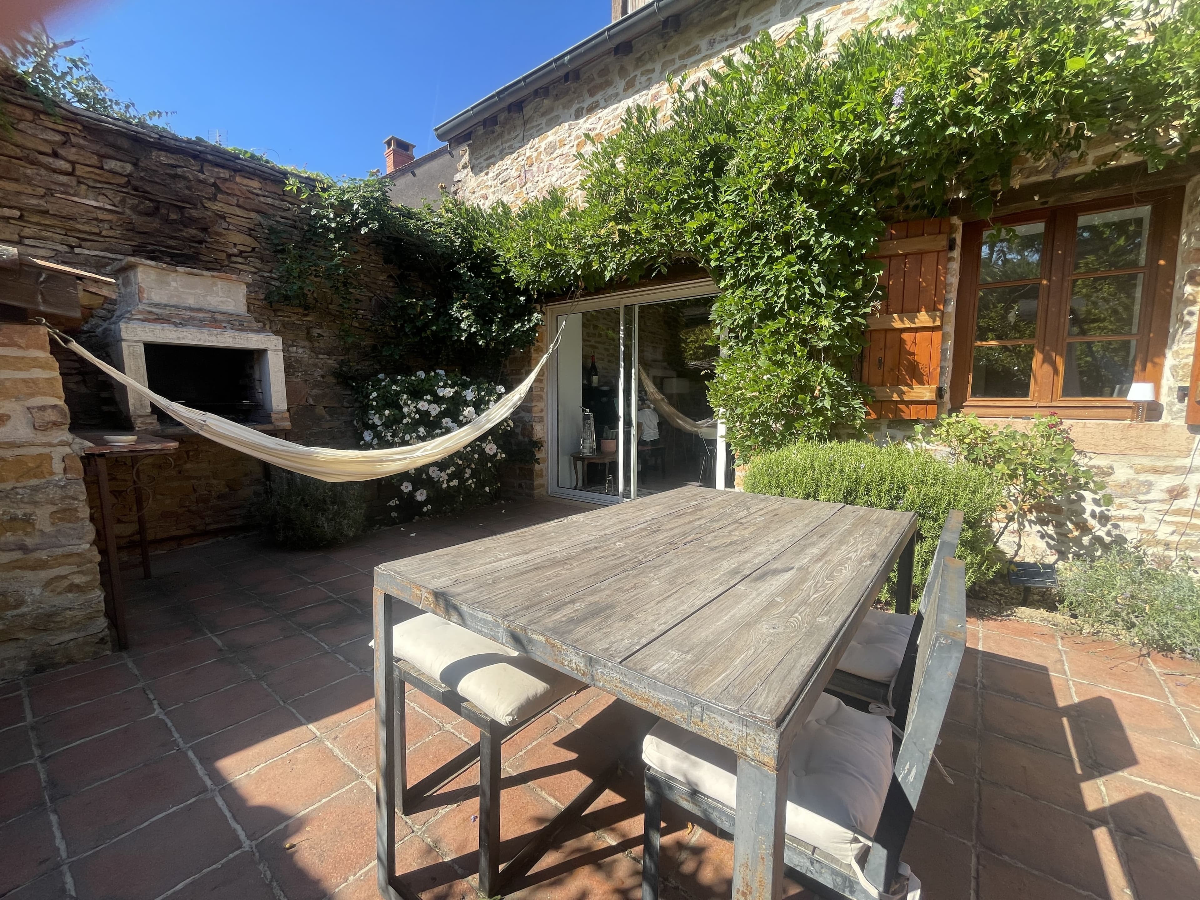 Coin repas extérieur sur la terrasse