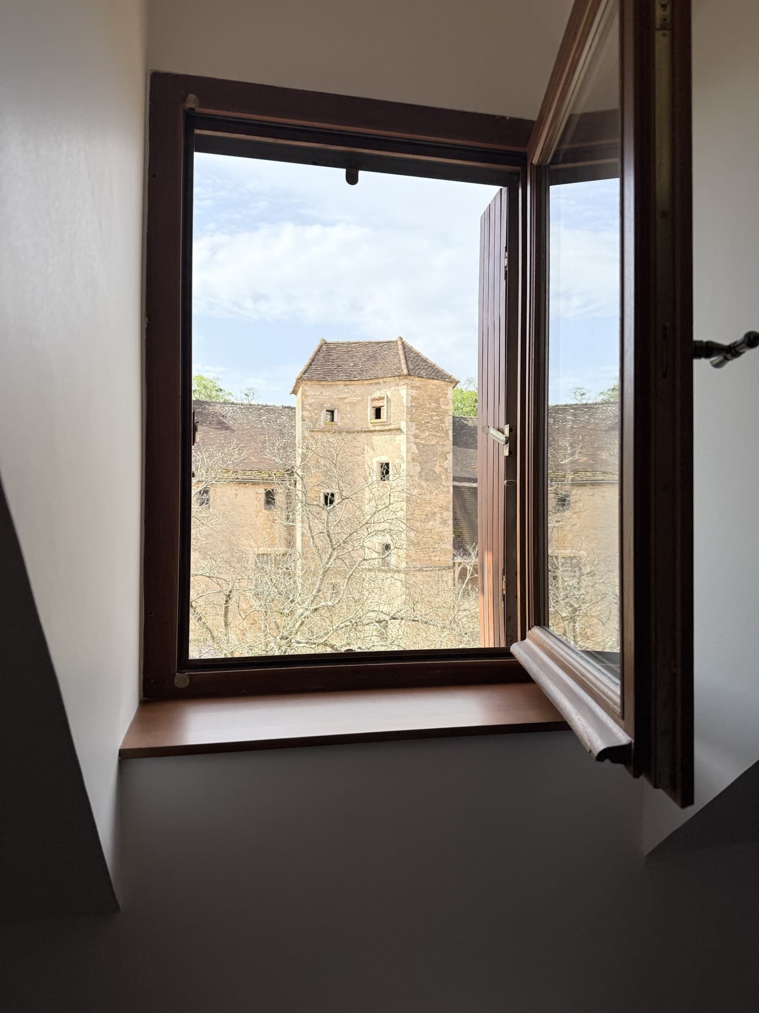 Vue sur la tour du château d'Étrigny depuis la fenêtre de la chambre