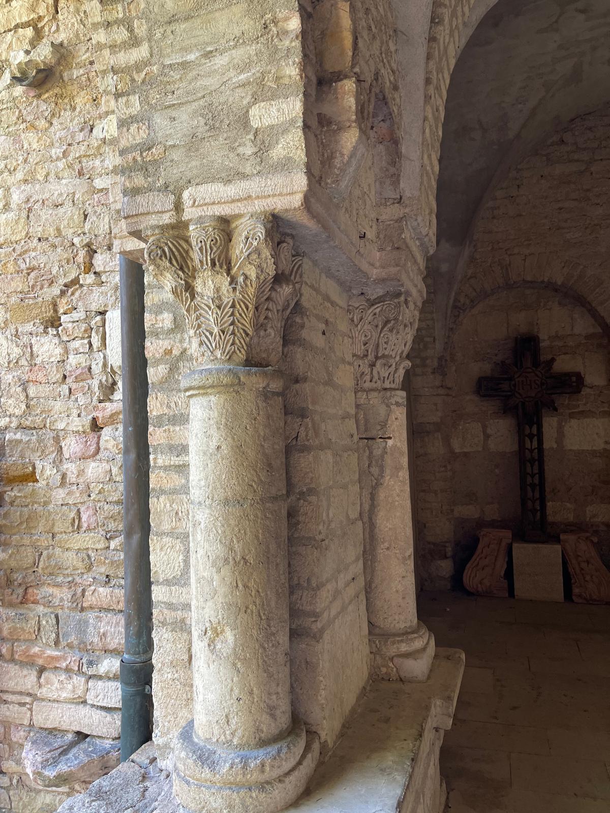 Colonnes et chapiteaux romans sculptés