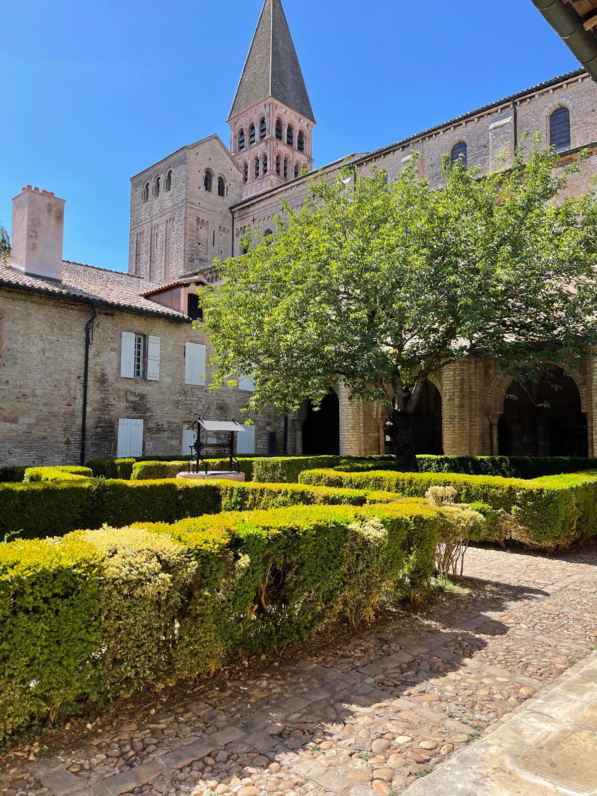 Le jardin du cloître de l'abbaye Saint-Philibert, avec le clocher en arrière-plan