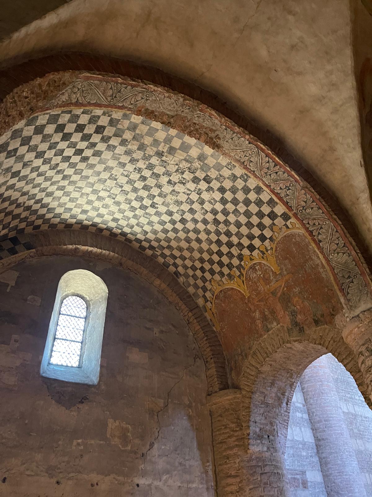 L'arc peint en damier polychrome, décor médiéval de l'abbaye