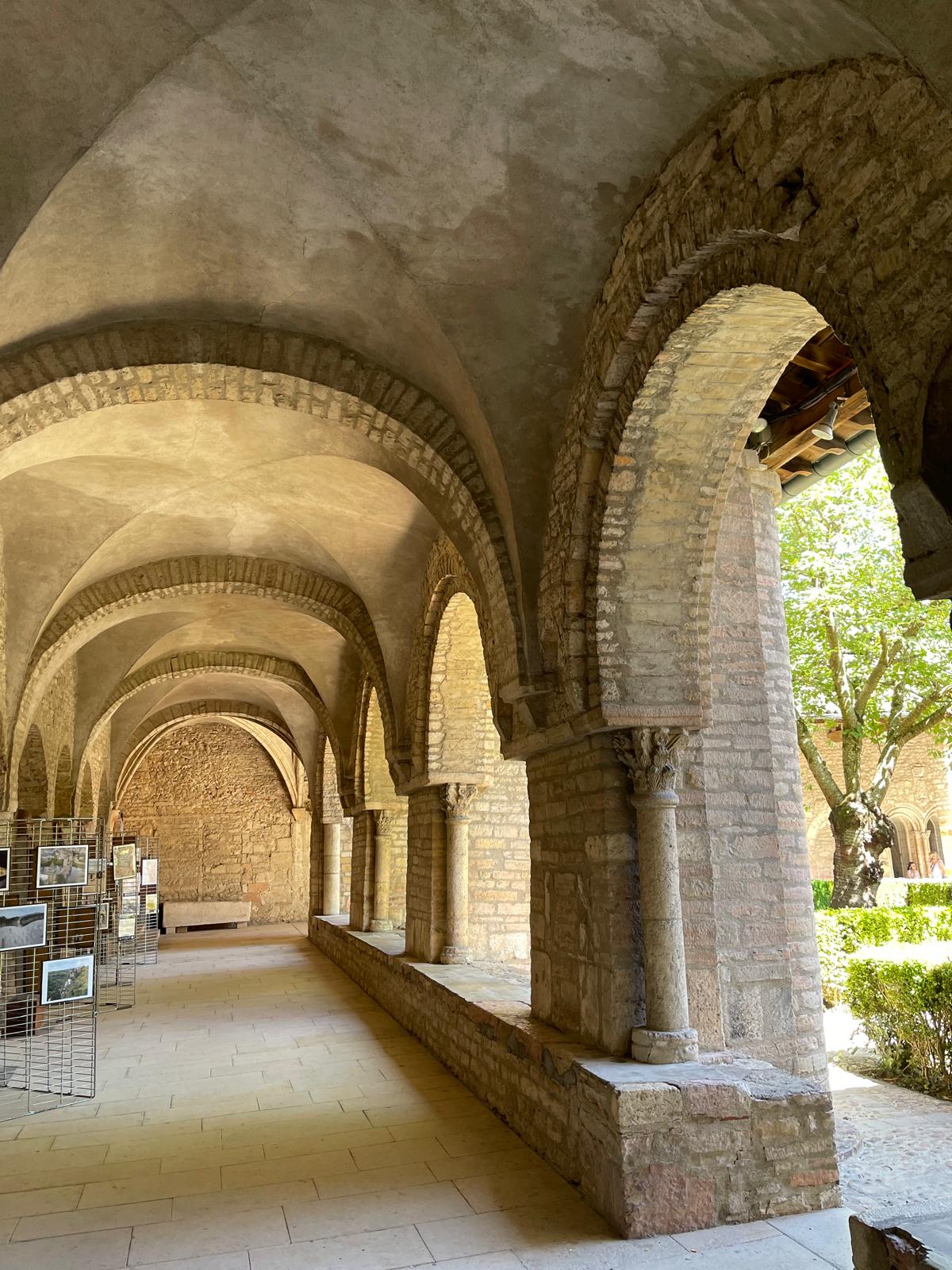 La galerie voûtée du cloître, ouverte sur le jardin