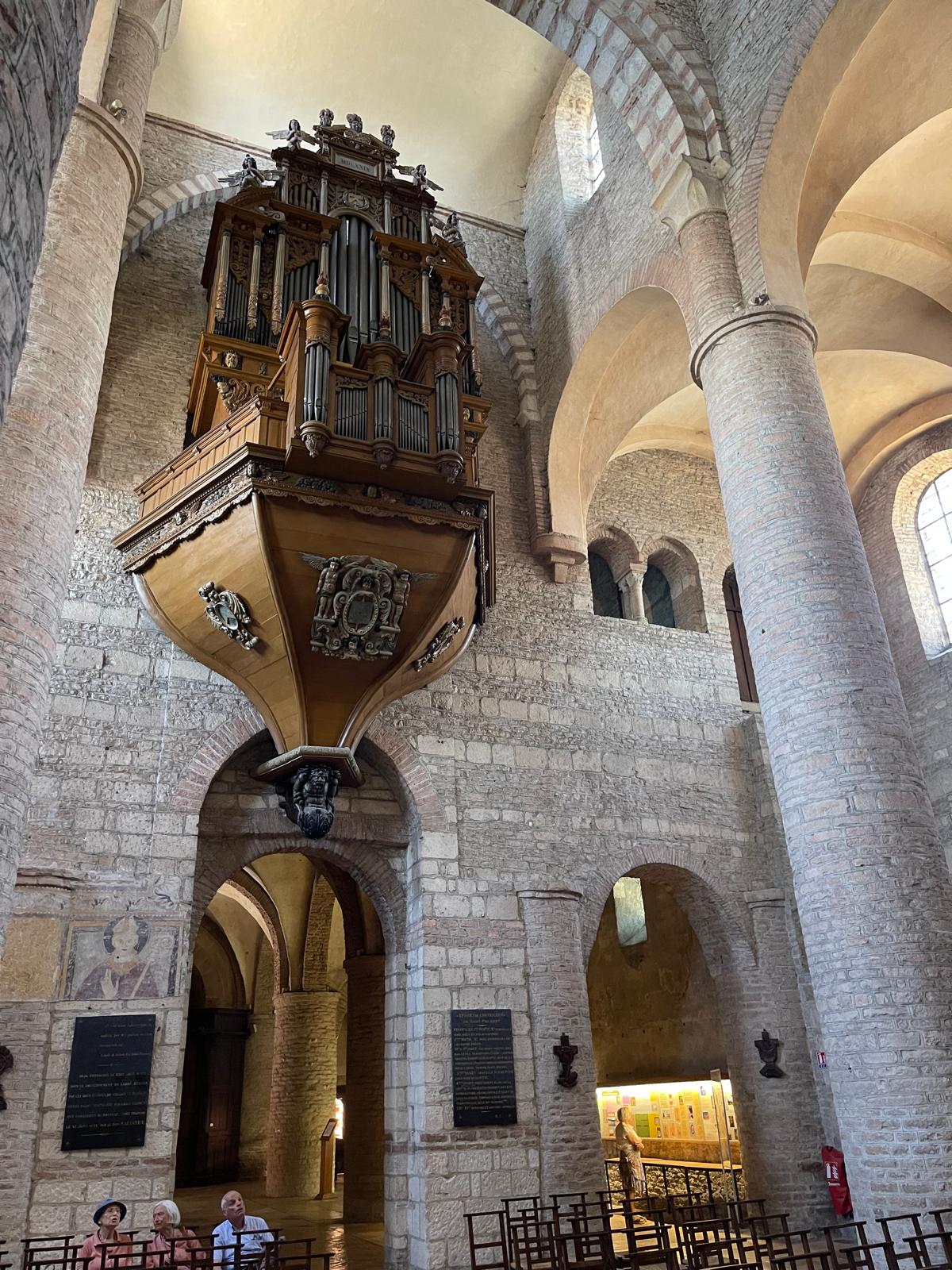 L'orgue baroque suspendu au-dessus de la nef